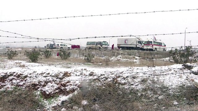 Bajo nieve, esperan evacuar habitantes de zona rebelde de Alepo