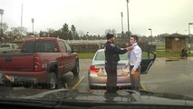 Arrêté pour un excès de vitesse, un homme se fait faire son nœud de cravate pas un policier