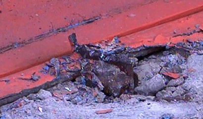 Delincuentes rompen candados de seguridad de un restaurante