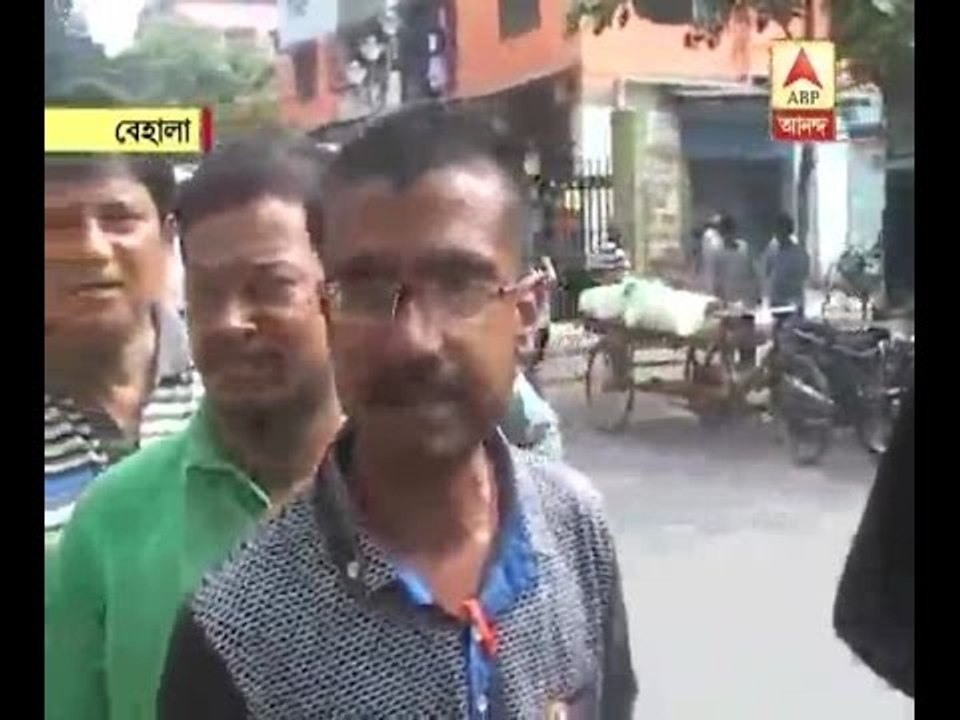 People are irritating due Demonetisation of note in the bank at Behala