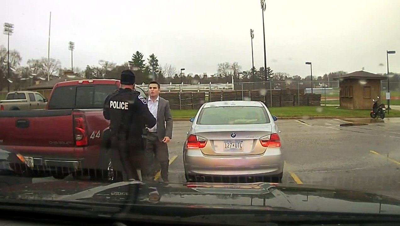 Un policier fait un noeud de cravate à un automobiliste !
