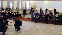 La légendaire danse traditionnelle russe : les coulisses dévoilent toute l'habileté et l'élégance des danseurs