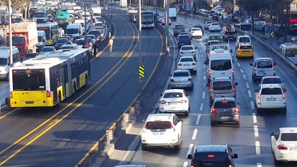 Metrobüsün önüne çırılçıplak atladı uçan tekme yedi full hd