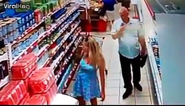 Ce pervers prend des photos sous les jupes de filles - vidéo