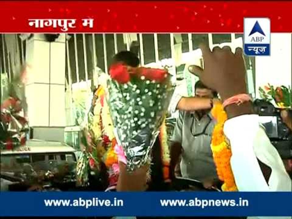 Gadkari receives arousing welcome at Nagpur airport