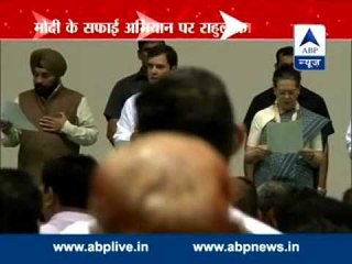 Sheila Dikshit leads oath to carry forward Nehru's legacy