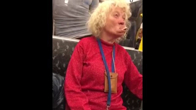 Une mamie joue avec son dentier