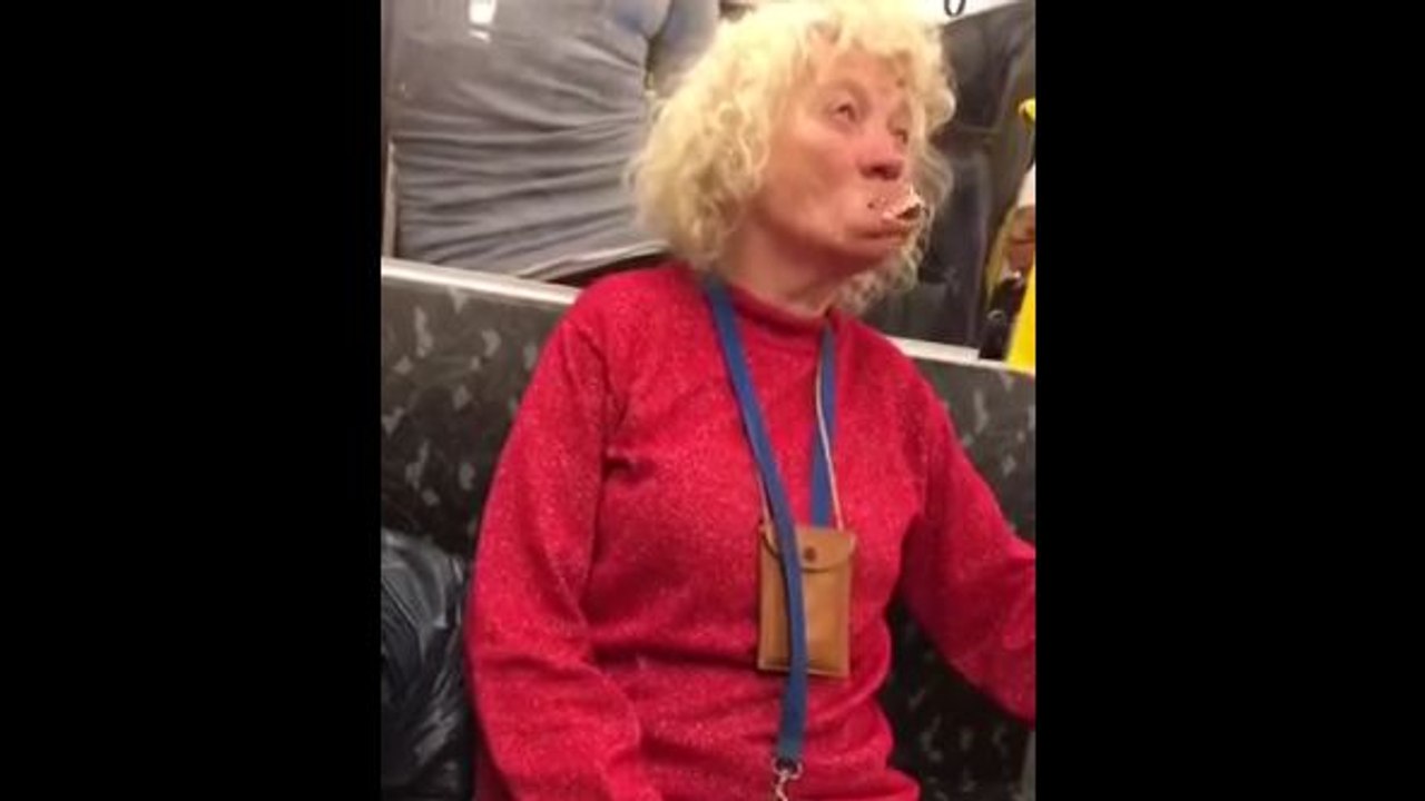 Une mamie joue avec son dentier