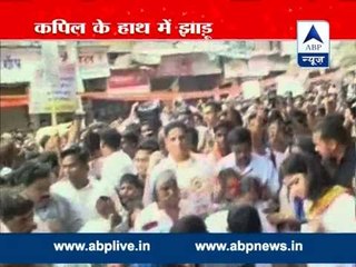Kapil Sharma, Madhur Bhandarkar join cleanliness drive in Mumbai