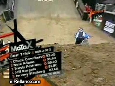 Moto-cascade-saut avec une motocross-concours de saut