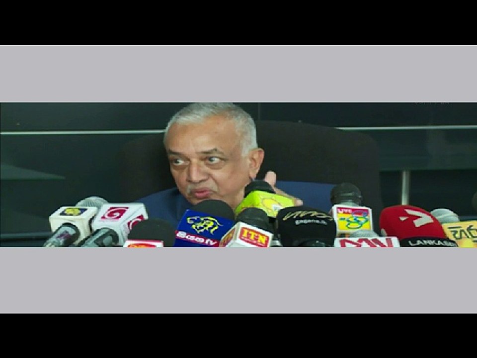 රනිල්ගේ සුපර්මෑන් අන්ඩර්වෙයාරය ඔලුවෙන් ගලවා ගනී...මාධ්‍ය ඉදිරියේ රටම කන බව පිලිගනී