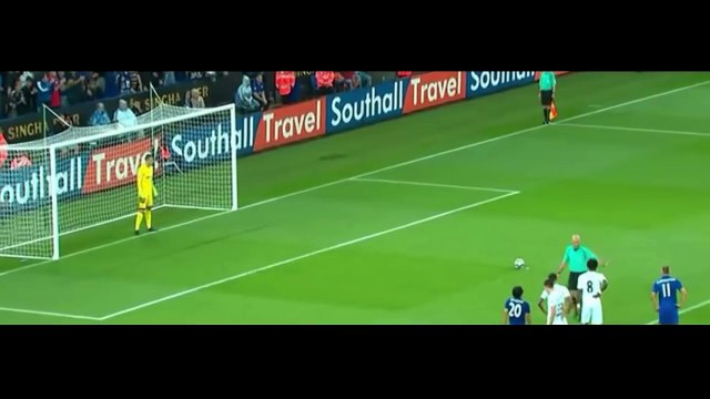 Łukasz Fabianski broni rzut karny Mahreza