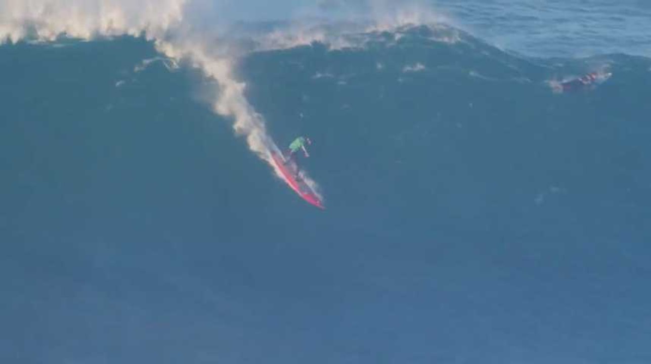Une compétition de surf a été organisée sur l'énorme vague de Nazaré au Portugal