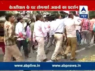 Download Video: Delhi's ex-home guards protests outside Kejriwal's residence