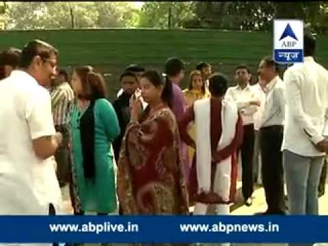 Coal Scam II NSUI leaders gather outside Manmohan's residence to meet him