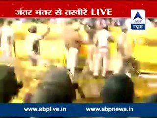 Congress takes out protest march against land bill in Delhi