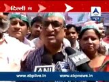 Delhi: Congress workers burn CM Kejriwal’s effigy