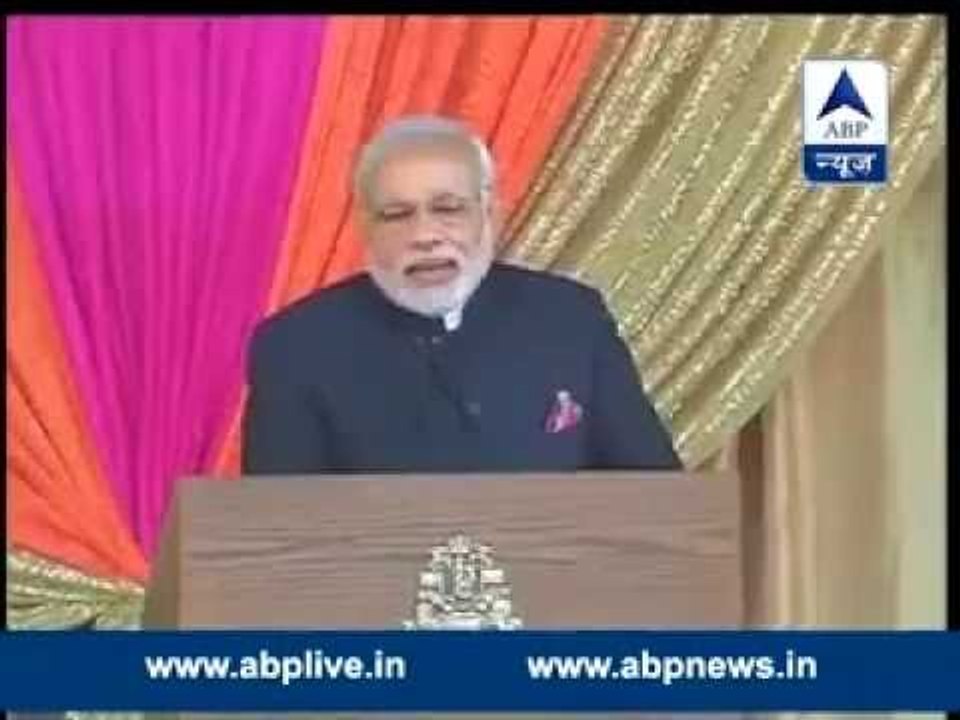 PM Modi visits Lakshmi Narayan temple in Canada | Crowd chants 'Modi Modi'