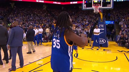 Basket, un fan fait un tir du milieu de terrain pendant un temps mort et rafle 3 millions Cfa