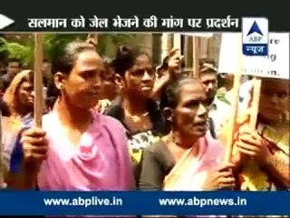 Footpath dwellers protest outside court over singer Abhijeet's controversial tweet