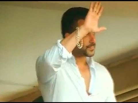 Salman reaches home and waves at fans after bail
