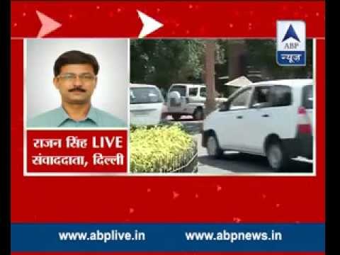 LG Najeeb Jung and Delhi CM Arvind Kejriwal should sit and discuss the issue: Rajnath Singh