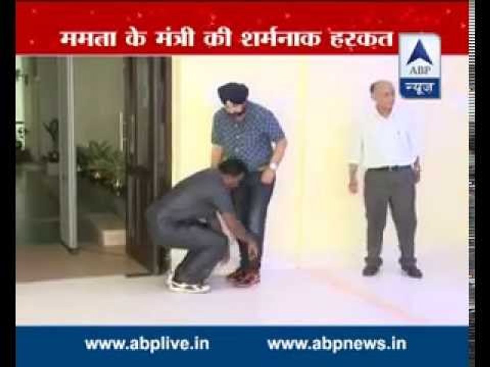 Mamta’s minister asks police officer to tie his shoe laces