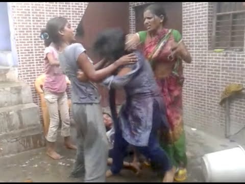 Agra: Tenant thrashes landlord, blaming that he tried to throw her daughter from roof