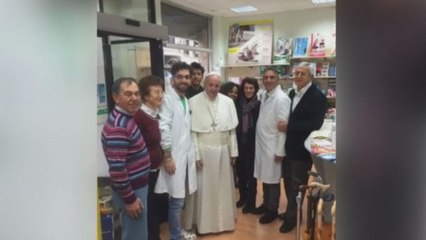 Papa Francesco a spasso per Roma, fotografato in un negozio di ortopedia