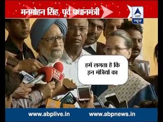 Télécharger la video: Rahul Gandhi, Sonia Gandhi, Manmohan Singh protest against suspension of MPs, call it a bl