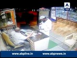 Goon attacks Mumbai showroom owner with sword; brave customer saves him
