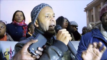 Des Sénégalais dénoncent la mainmise de France sur les ressources du pays à l'occasion de la visite Macky Sall à Paris