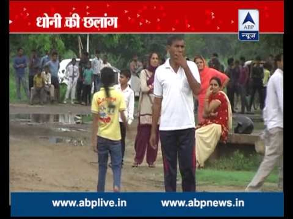 Daredevil act by Lieutenant Colonel M.S. Dhoni as he makes his maiden para jump