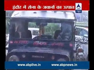 Video herunterladen: Indore: Army men vandalize police station after being stopped while drinking in prohibited