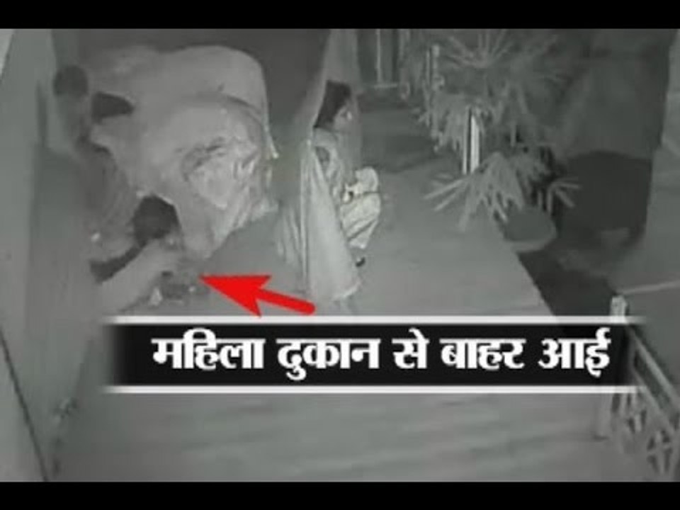 Caught on camera: Lady gang steals Rs 1.5 lakhs