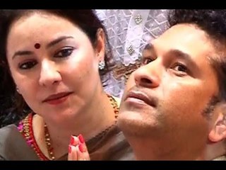 Watch master blaster Sachin Tendulkar welcome Ganpati Bappa!