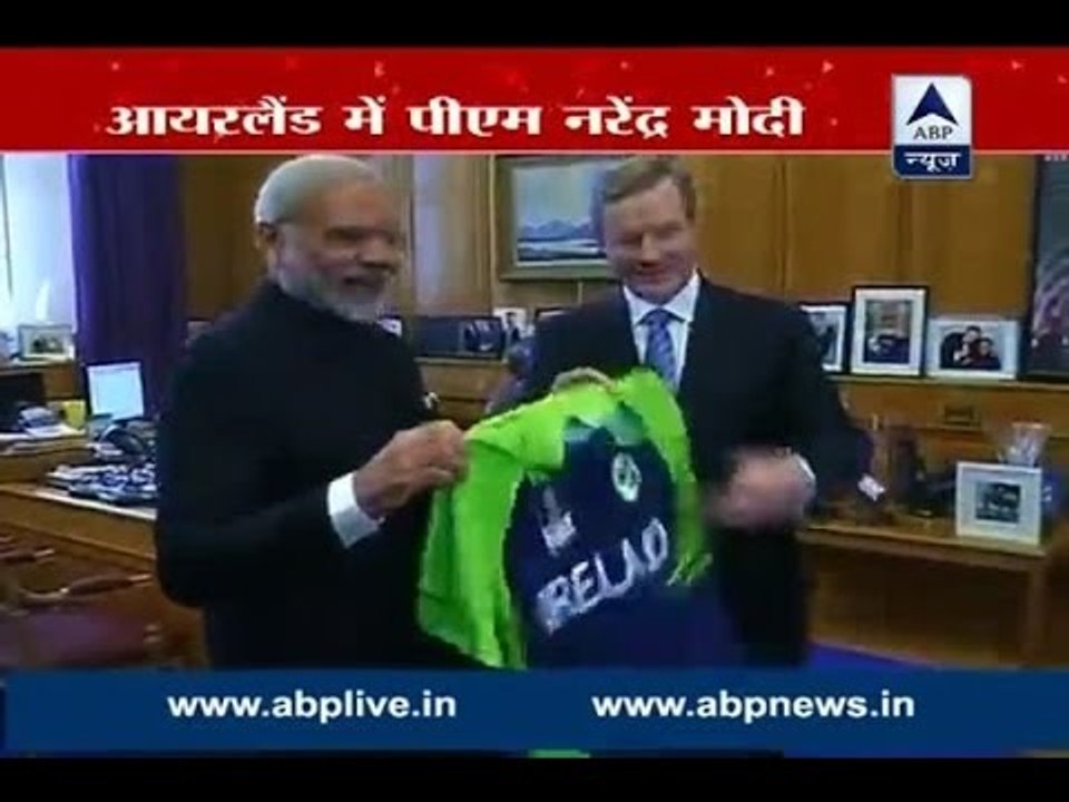 Dublin (Ireland): Irish PM Enda Kenny presents a jersey to PM Narendra Modi