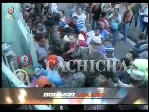 desorden y golpes en reparticion de cajas navidenas