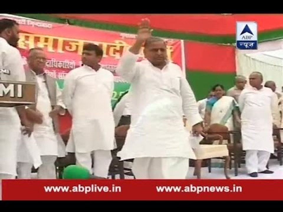 Mulayam and his family to miss swearing in cere...