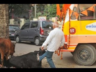 VIRAL VIDEO: VHP workers kick cows, pull their ears to find way for late Ashok Singhal's r