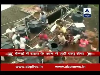 IAF chopper drops food packets on rooftop of flood victims