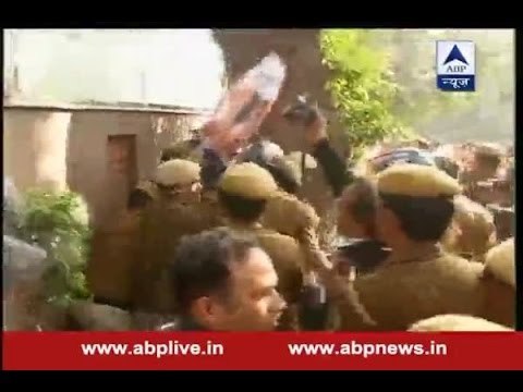 Youth Congress protests against Delhi MLA salary hike outside Kejriwal's residence