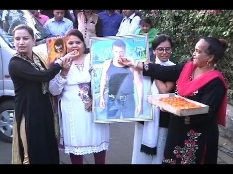 Salman Khan Acquittal: Watch fans burst crackers on Dabangg Khan's arrival at his Galaxy a