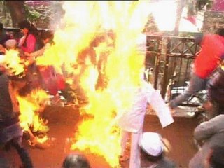 Download Video: Two Congress workers receive serious burns as they tried to set PM Modi's effigy ablaze