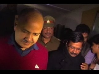 Crowd chant "Modi-Modi" when CM Kejriwal reaches to watch 'Airlift'