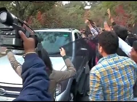 JNU row: ABVP protesters give black flag welcome to Rahul Gandhi