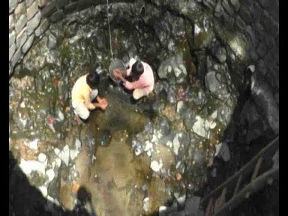 Drought: Kids go down into 30 feet deep well to take water in Mandla, MP