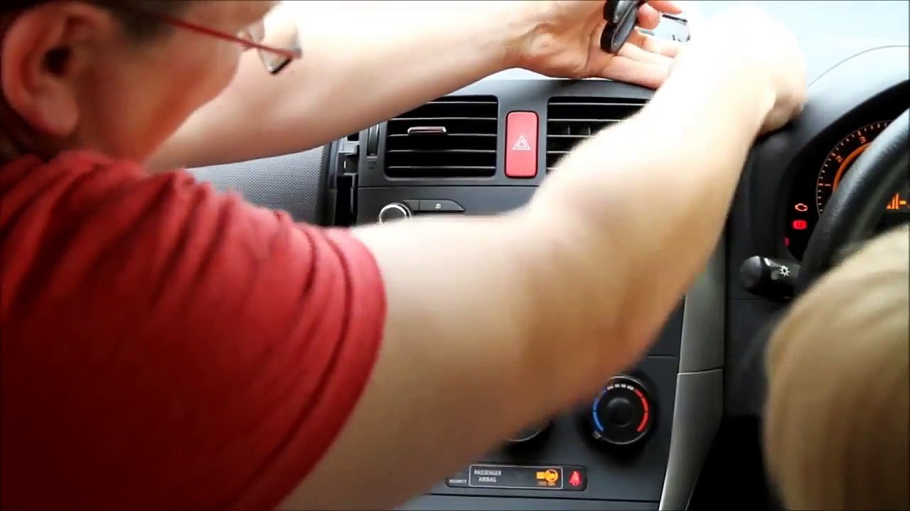 How to remove a Toyota Auris car stereo 2007 Onwards