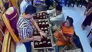 A women thief is very cleverly watch video