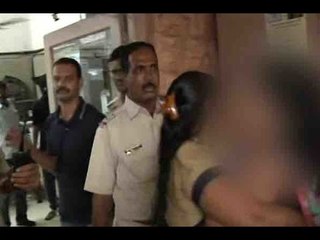 Tải video: Model creates ruckus at Mumbai police station, asks to unmask rape accused